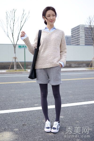 一件毛衣搭配一件衬衫，搭配一个小衣领，展现出最艺术的风格。