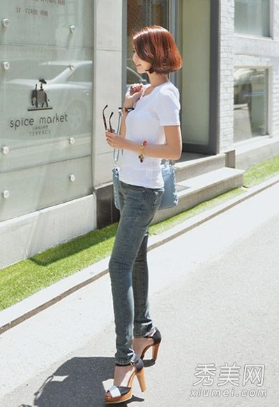 白色t恤配牛仔裤夏季经典酷装