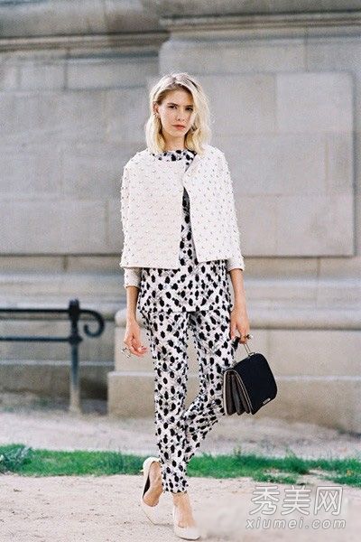 在春天,你可以穿一件短外套,这是开放的,更时尚。