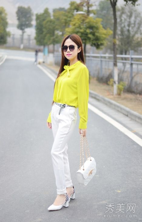 衬衫和裤子很挺括，系在一起看起来更高。