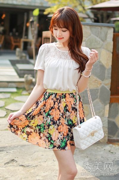 短裤和短裙在夏天最引人注目