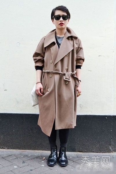 当时,人们很随意地搭配春季风衣以示优雅。