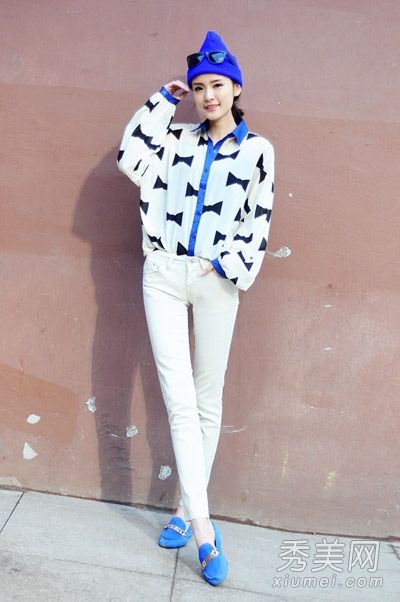 夏季高度,雪纺衬衫塞进腰带