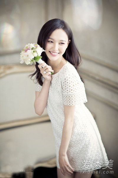 唐嫣展示白色仙女装