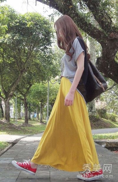 半身裙搭配任何衬衫、t恤或雪纺衬衫都可以。