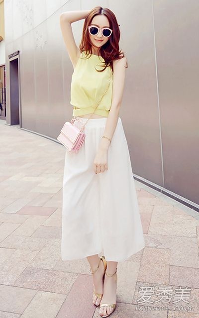 你还穿着长裙吗?宽裤腿是这个季节最流行的。