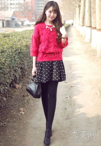 毛衣或短裙衬衫在春天很流行