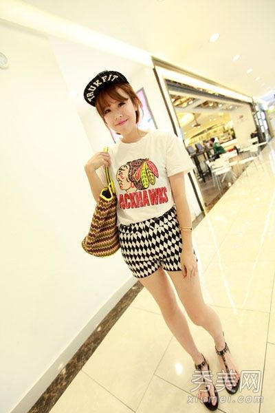 今夏最流行的街头时尚组合t恤+短裤+棒球帽