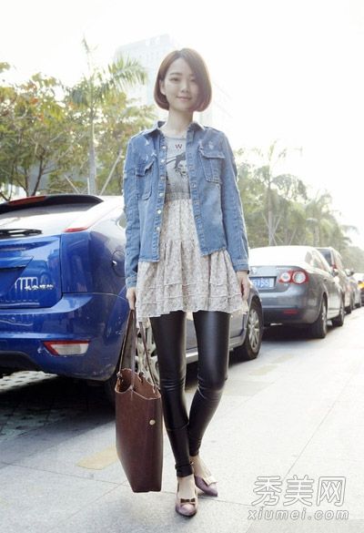牛仔外套在春天很流行，裙子也很新鲜。