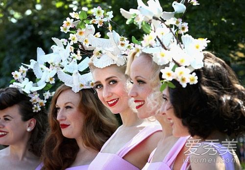 刘嘉玲帮助英国赛马场花帽变漂亮