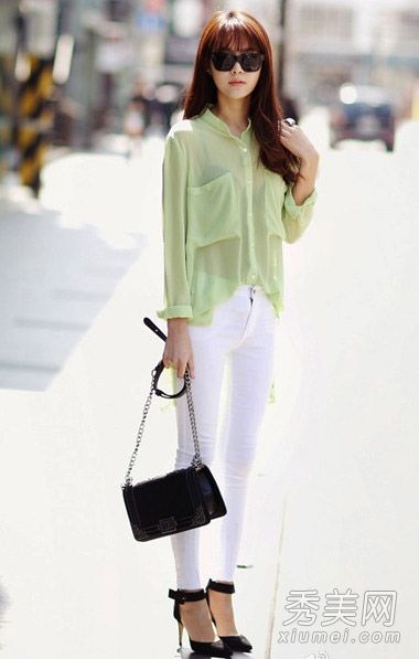 初夏的衬衫和裤子简单而苗条。