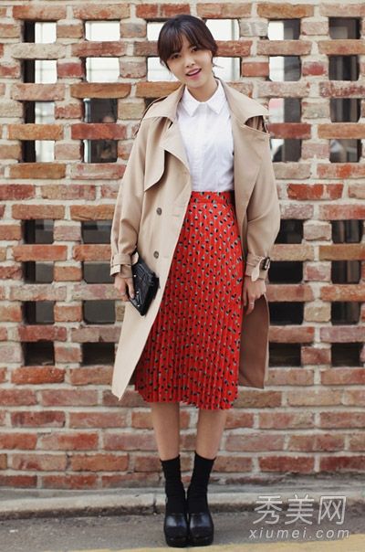 外套+衬衫+短裤或短裙在春天很流行