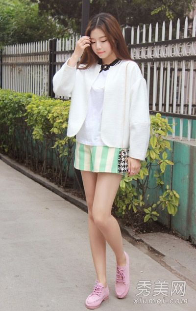 短衫配短裤是最高的。小家伙必须在春天学会它。