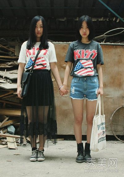 t恤随各种裤子而变化，裙子也可以
