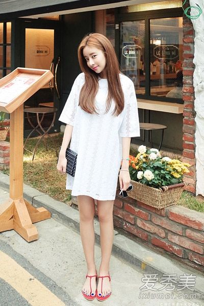 白色的衣服是纯粹和慷慨的,以冷却夏天。