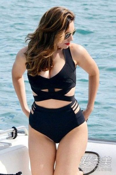 2015年新款泳装选择合适的款式隐藏肉