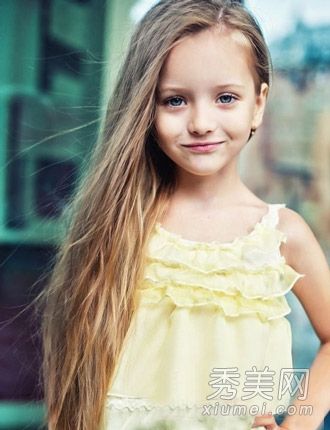 俄罗斯童模的红头发变得像天使一样美丽