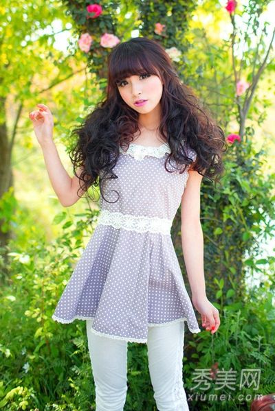 如果你的上身在夏天很胖,你应该选择一件漂亮的收腰外套。