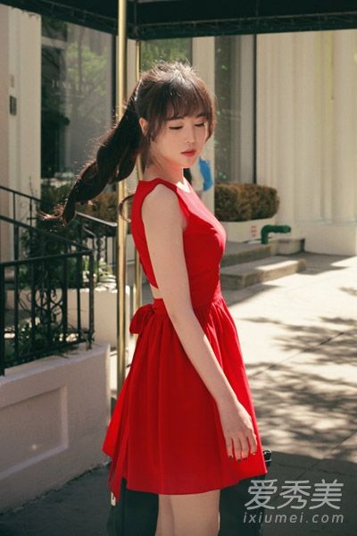 这件新的夏装是最漂亮的红色。