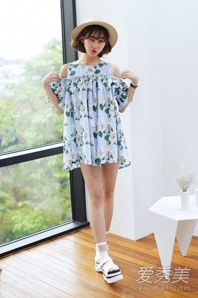 露肩连衣裙建议在夏天穿性感的小连衣裙。