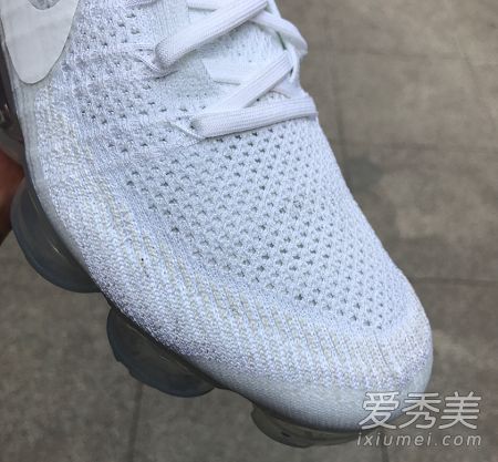 耐克的新三重白色何时、以多少价格出售?