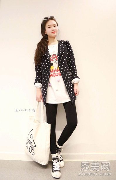 春天，一件薄外套和一件t恤一起上街，让人放松。