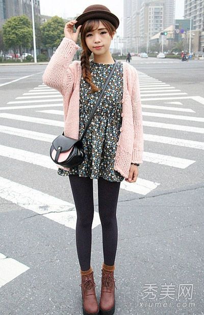 针织开衫配连衣裙有点新鲜和漂亮