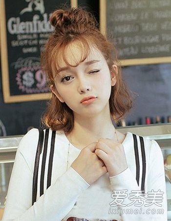 韩国女孩可爱的发型建议在秋天化妆来学习。