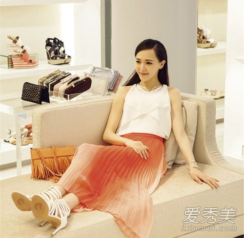 新衣服或裙子借鉴了唐嫣的气质