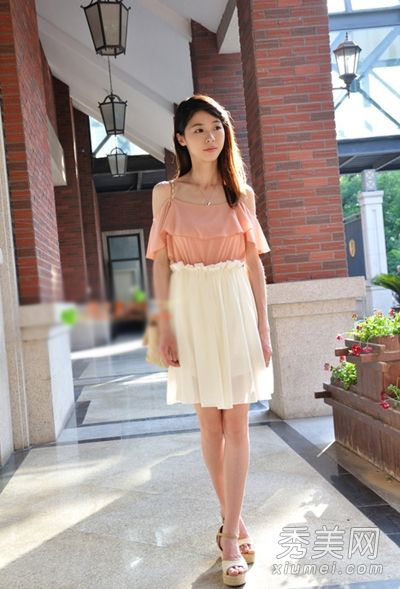 夏季凉爽的约会装浪漫的粉红色是最引人注目的