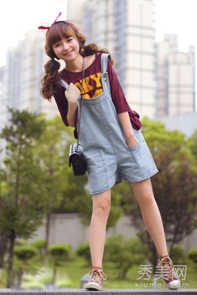 梅塔穿着裤子以减少年龄，变成了一个小女孩。非常可爱