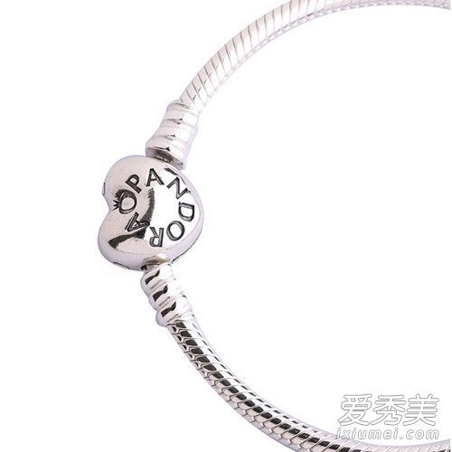 潘多拉蛇骨手镯夹头发吗?潘多拉蛇骨手镯是由什么材料制成的