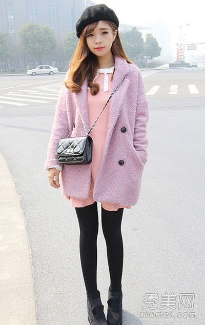 这件外套是用黑色丝绸做成的，很苗条，很时尚，很成熟。