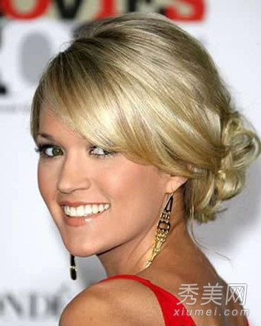 在夏天，头发排列得很漂亮，明星们新鲜的发型也学会了。