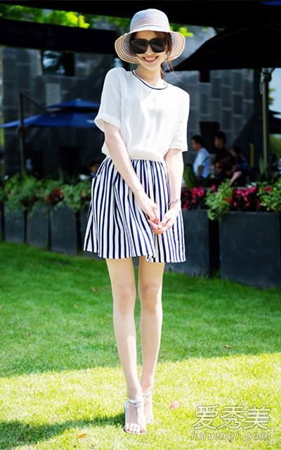 漂亮的衣服被推荐用于夏季时装。