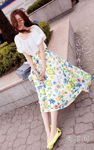 雪纺衬衫和半长连衣裙展现女士气质