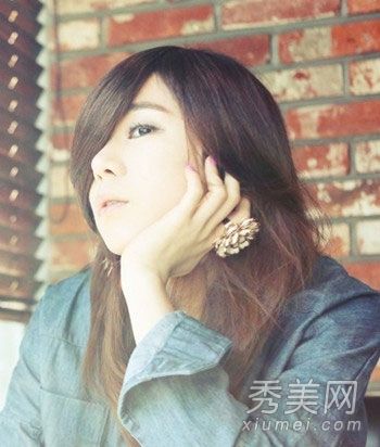 流行的韩国栗色头发又白又细。