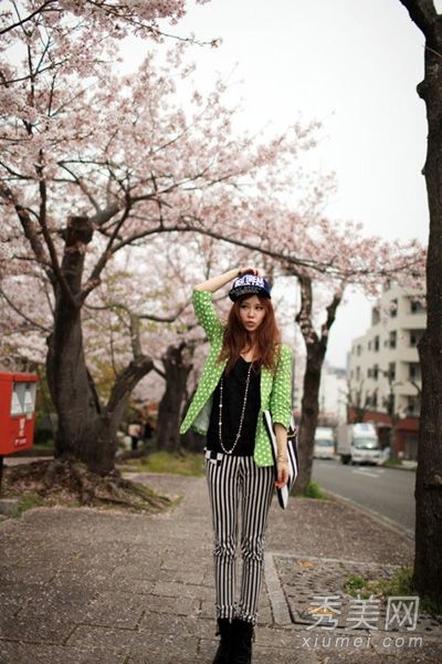 带绑腿的春装苗条、高挑、有女人味。