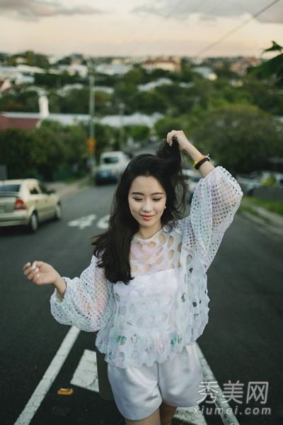 胖人在夏天穿着宽松的上衣和短裤。