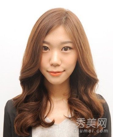 职场发型的最佳选择是中等长度的卷发