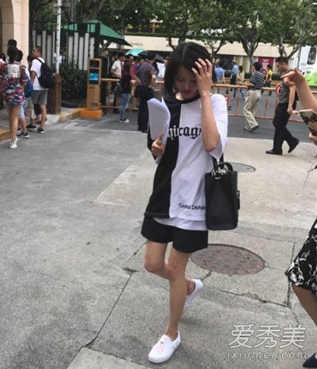 郑爽在郑爽的签售会上带的黑色包是什么牌子的？