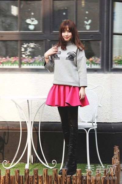 短裙和甜美连衣裙的休闲背心是最能降低年龄的。