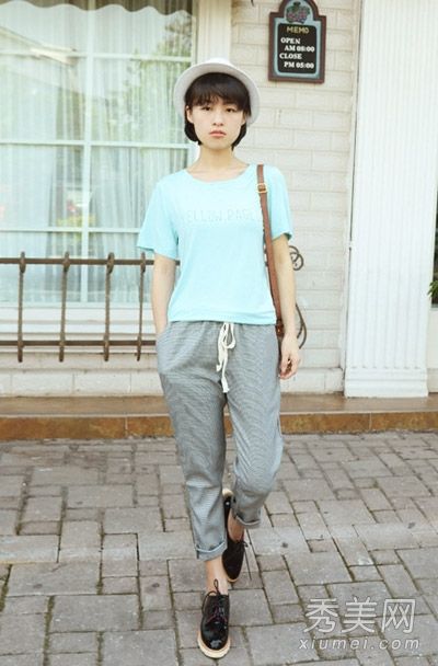 t恤配裤子或短裤在夏天很流行