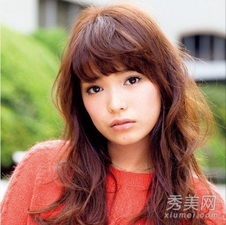 浓密的刘海和甜美的卷发