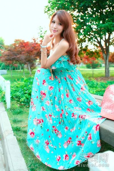 夏天，带图片的长裙很容易穿高九身。