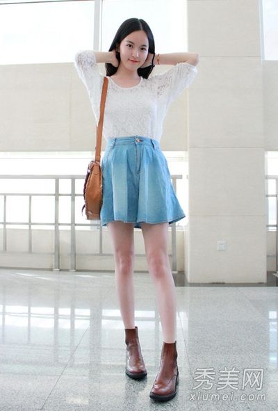 俏皮的A字裙掩盖了缺点，而且身材很好。