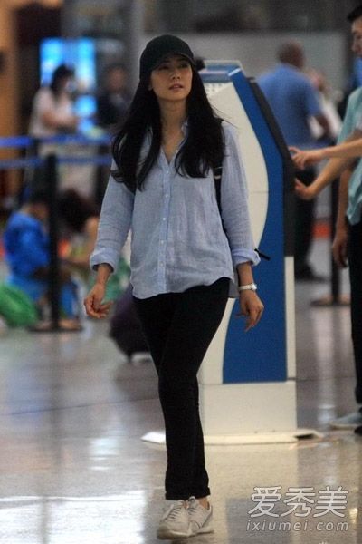 浅蓝色衬衫今年夏天非常流行。韩国和中国的女演员在街上穿它们。