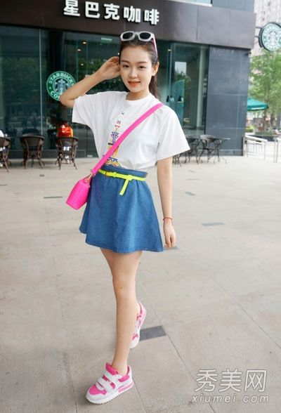 当搭配一条短及膝的裙子时,这个矮个子女孩的裙子又高又好玩。