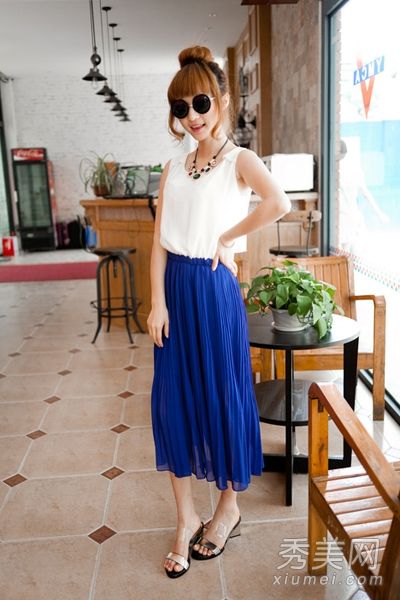 半身裙搭配t恤、雪纺衬衫和背心非常优雅。