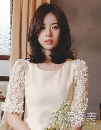 2015年秋季女孩的发型应该是齐肩梨花烫发来吸引眼球